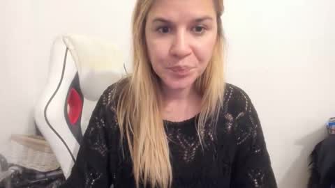 Snapshot of artsyandcraftsy_ chatting on September 22, 8:44 pm MIA online show from September 22, 8:44 pm