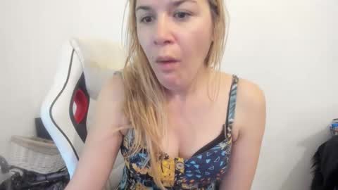 Snapshot of artsyandcraftsy_ chatting on September 23, 8:50 am MIA online show from September 23, 8:50 am