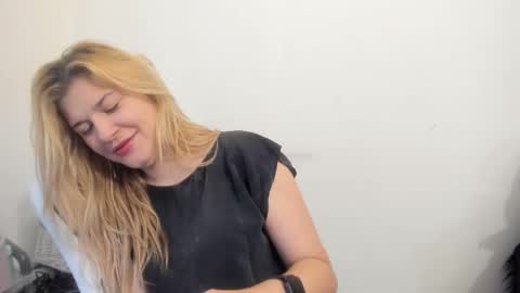 Snapshot of artsyandcraftsy_ chatting on September 24, 9:01 am MIA online show from September 24, 9:01 am