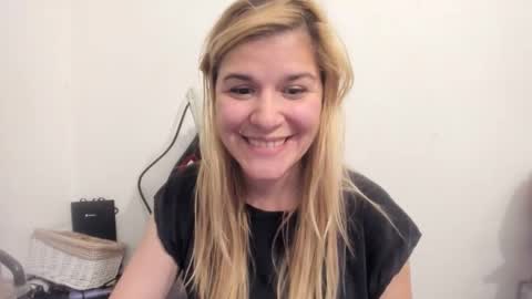 Snapshot of artsyandcraftsy_ chatting on September 24, 9:07 pm MIA online show from September 24, 9:07 pm