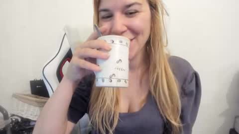 Snapshot of artsyandcraftsy_ chatting on September 25, 10:19 am MIA online show from September 25, 10:19 am