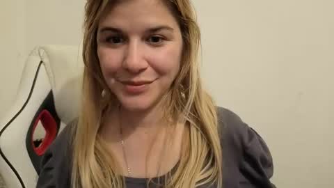 Snapshot of artsyandcraftsy_ chatting on September 25, 10:24 pm MIA online show from September 25, 10:24 pm