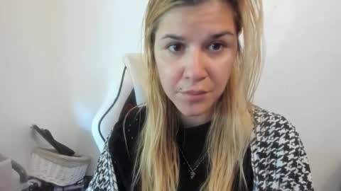 Snapshot of artsyandcraftsy_ chatting on September 27, 10:42 am MIA online show from September 27, 10:42 am