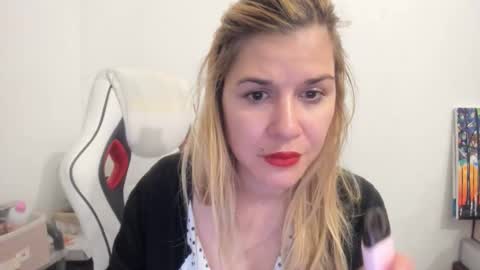 Snapshot of artsyandcraftsy_ chatting on September 28, 4:45 pm MIA online show from September 28, 4:45 pm