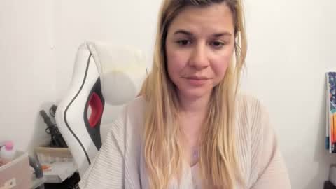 Snapshot of artsyandcraftsy_ chatting on September 29, 9:52 pm MIA online show from September 29, 9:52 pm