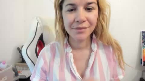 Snapshot of artsyandcraftsy_ chatting on September 30, 9:58 am MIA online show from September 30, 9:58 am