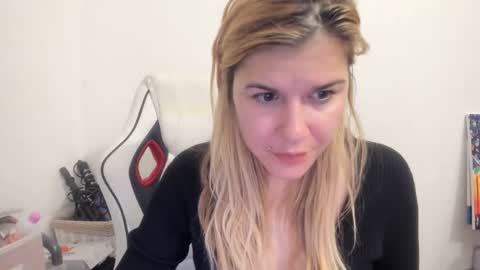 Snapshot of artsyandcraftsy_ chatting on September 30, 10:59 pm MIA online show from September 30, 10:59 pm