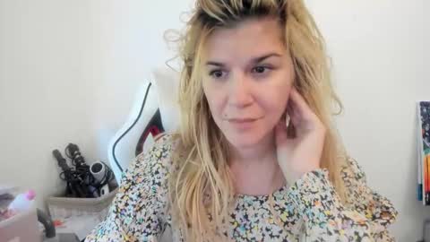 Snapshot of artsyandcraftsy_ chatting on October 1, 11:05 am MIA online show from October 1, 11:05 am