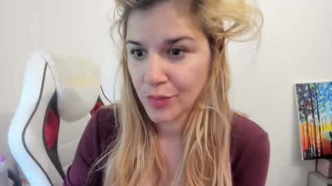 Snapshot of artsyandcraftsy_ chatting on October 2, 10:11 am MIA online show from October 2, 10:11 am