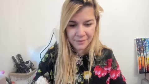 Snapshot of artsyandcraftsy_ chatting on October 3, 8:33 am MIA online show from October 3, 8:33 am