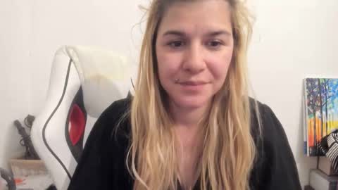 Snapshot of artsyandcraftsy_ chatting on October 3, 9:12 pm MIA online show from October 3, 9:12 pm