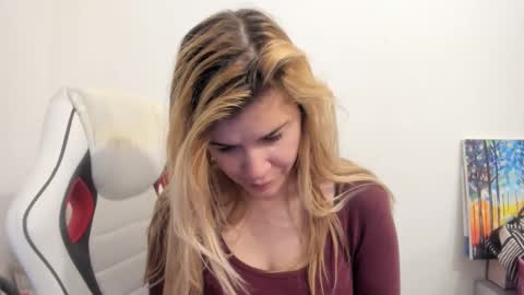 Snapshot of artsyandcraftsy_ chatting on October 5, 10:35 am MIA online show from October 5, 10:35 am