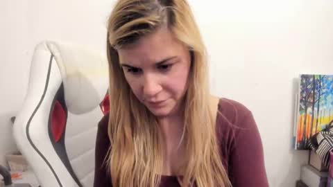 Snapshot of artsyandcraftsy_ chatting on October 5, 10:40 pm MIA online show from October 5, 10:40 pm