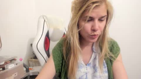 Snapshot of artsyandcraftsy_ chatting on October 7, 8:50 pm MIA online show from October 7, 8:50 pm