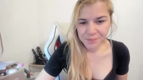 Snapshot of artsyandcraftsy_ chatting on October 8, 8:56 am MIA online show from October 8, 8:56 am