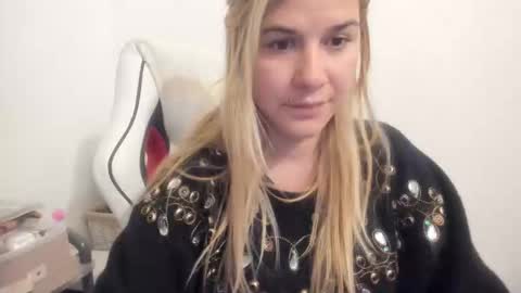 Snapshot of artsyandcraftsy_ chatting on October 8, 9:45 pm MIA online show from October 8, 9:45 pm