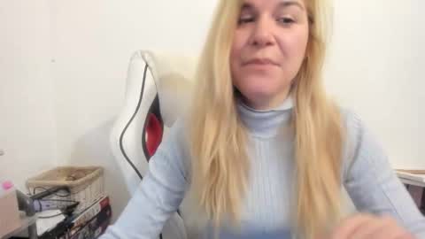 Snapshot of artsyandcraftsy_ chatting on October 11, 6:01 am MIA online show from October 11, 6:01 am