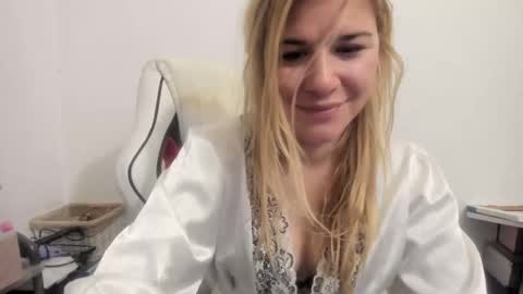 Snapshot of artsyandcraftsy_ chatting on October 13, 5:40 am MIA online show from October 13, 5:40 am