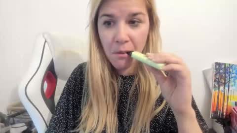 Snapshot of artsyandcraftsy_ chatting on October 14, 7:20 am MIA online show from October 14, 7:20 am