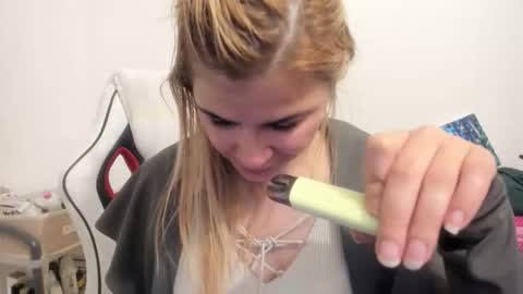 Snapshot of artsyandcraftsy_ chatting on October 19, 11:16 pm MIA online show from October 19, 11:16 pm