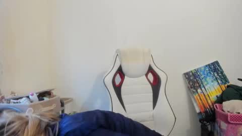 Snapshot of artsyandcraftsy_ chatting on October 20, 3:01 pm MIA online show from October 20, 3:01 pm