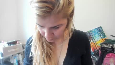 Snapshot of artsyandcraftsy_ chatting on October 23, 9:52 am MIA online show from October 23, 9:52 am