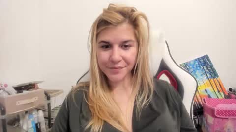 Snapshot of artsyandcraftsy_ chatting on October 23, 9:57 pm MIA online show from October 23, 9:57 pm