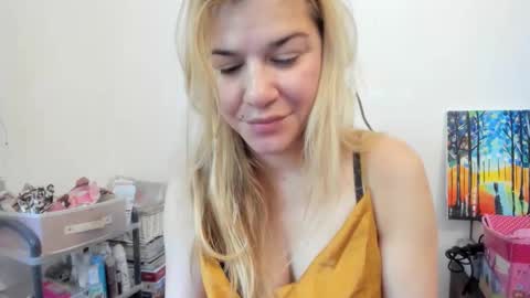 Snapshot of artsyandcraftsy_ chatting on October 28, 8:29 am MIA online show from October 28, 8:29 am