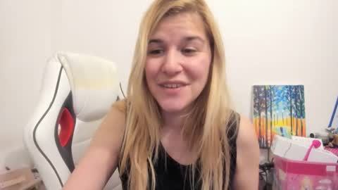 Snapshot of artsyandcraftsy_ chatting on October 29, 10:11 pm MIA online show from October 29, 10:11 pm