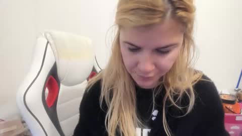 Snapshot of artsyandcraftsy_ chatting on November 3, 6:25 am MIA online show from November 3, 6:25 am