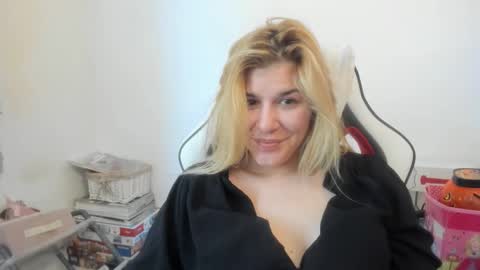 Snapshot of artsyandcraftsy_ chatting on November 4, 10:25 am MIA online show from November 4, 10:25 am