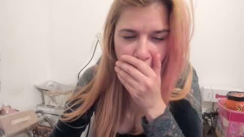 Snapshot of artsyandcraftsy_ chatting on November 4, 10:31 pm MIA online show from November 4, 10:31 pm