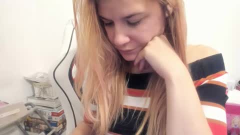 Snapshot of artsyandcraftsy_ chatting on November 6, 2:12 am MIA online show from November 6, 2:12 am