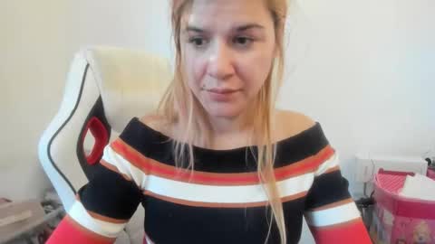 Snapshot of artsyandcraftsy_ chatting on November 6, 2:18 pm MIA online show from November 6, 2:18 pm