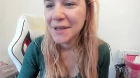 Snapshot of artsyandcraftsy_ chatting on November 7, 8:47 am MIA online show from November 7, 8:47 am