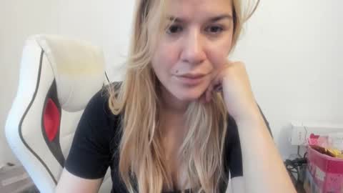 Snapshot of artsyandcraftsy_ chatting on November 8, 9:09 am MIA online show from November 8, 9:09 am