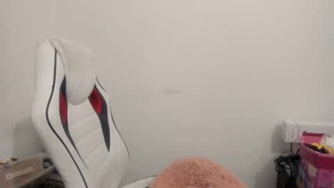 Snapshot of artsyandcraftsy_ chatting on November 8, 10:52 pm MIA online show from November 8, 10:52 pm