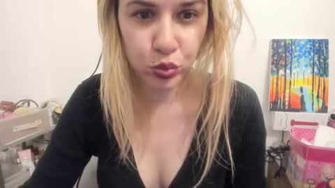 Snapshot of artsyandcraftsy_ chatting on November 9, 11:03 pm MIA online show from November 9, 11:03 pm