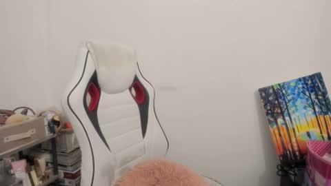 Snapshot of artsyandcraftsy_ chatting on November 13, 10:41 pm MIA online show from November 13, 10:41 pm