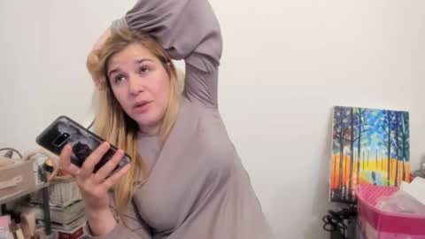 Snapshot of artsyandcraftsy_ chatting on November 14, 11:24 pm MIA online show from November 14, 11:24 pm