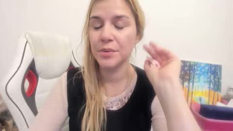 Snapshot of artsyandcraftsy_ chatting on November 17, 6:46 pm MIA online show from November 17, 6:46 pm