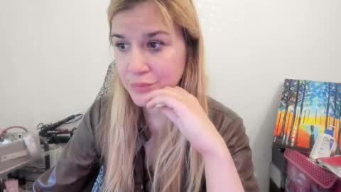 Snapshot of artsyandcraftsy_ chatting on November 23, 1:55 pm MIA online show from November 23, 1:55 pm