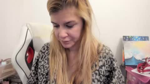 Snapshot of artsyandcraftsy_ chatting on November 25, 10:59 am MIA online show from November 25, 10:59 am