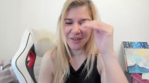 Snapshot of artsyandcraftsy_ chatting on November 27, 11:34 am MIA online show from November 27, 11:34 am