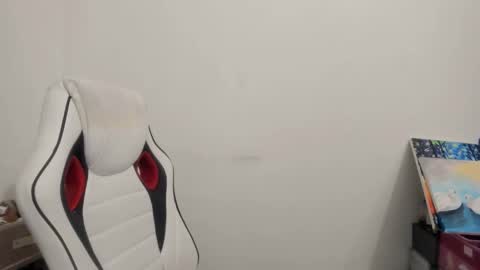 Snapshot of artsyandcraftsy_ chatting on November 27, 11:40 pm MIA online show from November 27, 11:40 pm