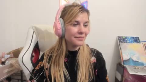 Snapshot of artsyandcraftsy_ chatting on November 30, 12:14 am MIA online show from November 30, 12:14 am