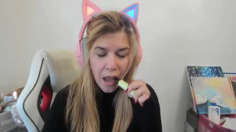 Snapshot of artsyandcraftsy_ chatting on November 30, 12:31 pm MIA online show from November 30, 12:31 pm