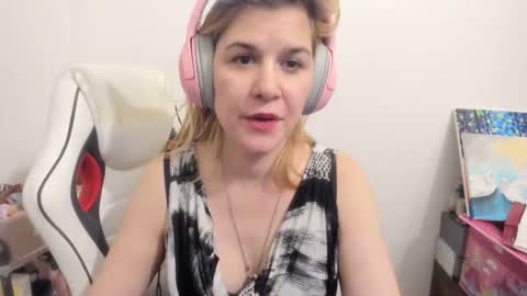 Snapshot of artsyandcraftsy_ chatting on December 1, 6:13 pm MIA online show from December 1, 6:13 pm