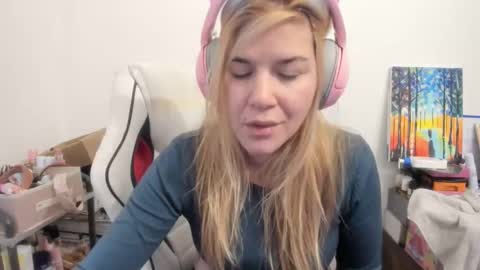 Snapshot of artsyandcraftsy_ chatting on December 3, 8:56 am MIA online show from December 3, 8:56 am