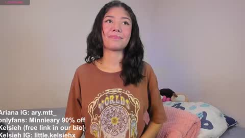 Snapshot of ary_and_kel chatting on December 18, 10:02 pm Ariana and Kelsieh online show from December 18, 10:02 pm